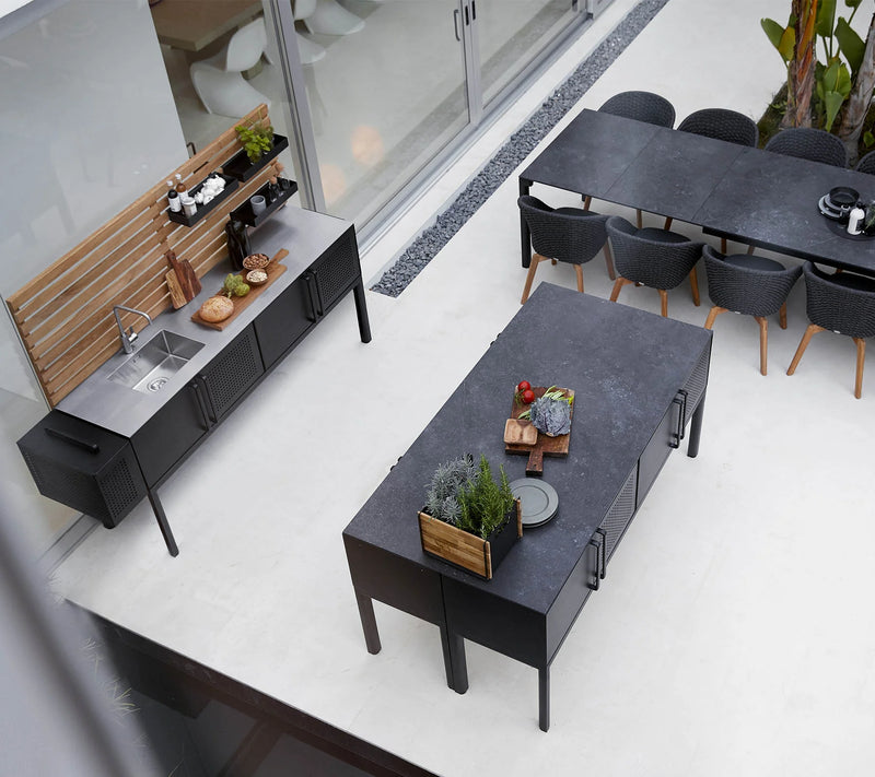 Modern Outdoor Kitchen