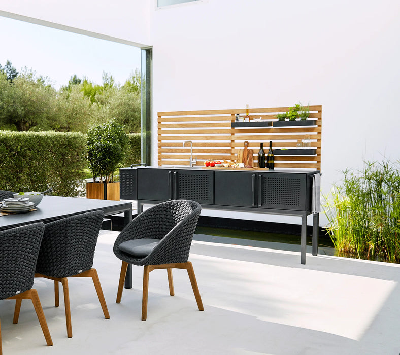 Modern Outdoor Kitchen