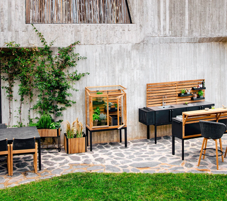 Modern Outdoor Kitchen
