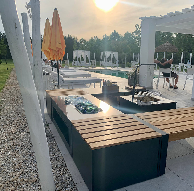 Grillandia T-Bone Dining table with 6 poufs, 2 grill benches