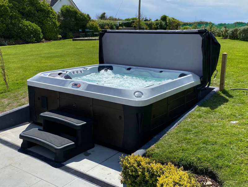 Alberta UV Hot Tub 6-Person 57-Jet