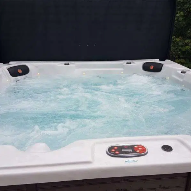 Niagara Hot Tub 60 Jet 6-7 Person
