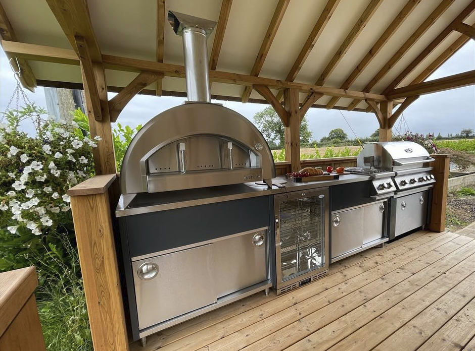 Outdoor kitchen BBQ & Pizza oven
